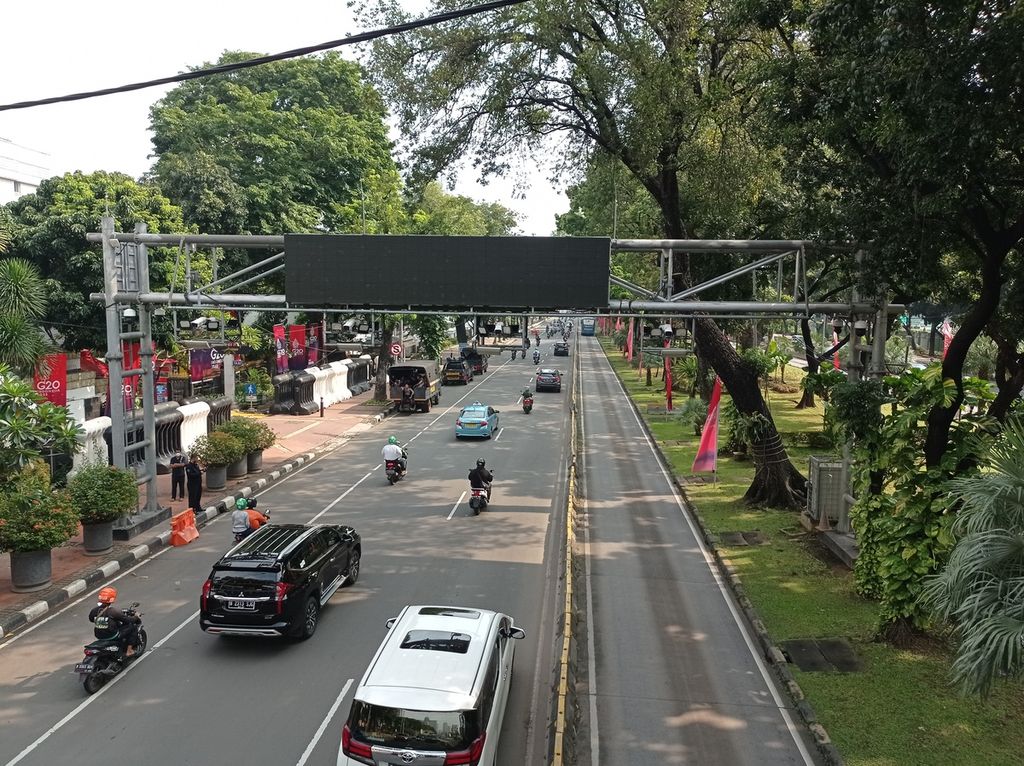 Lalu lintas di Jalan Medan Merdeka Barat, Jakarta, jelang unjuk rasa Badan Eksekutif Mahasiswa Seluruh Indonesia atau BEM SI, Senin (11/4/2022). Mobil polisi terparkir dan petugas berjaga di muka gedung kementerian.