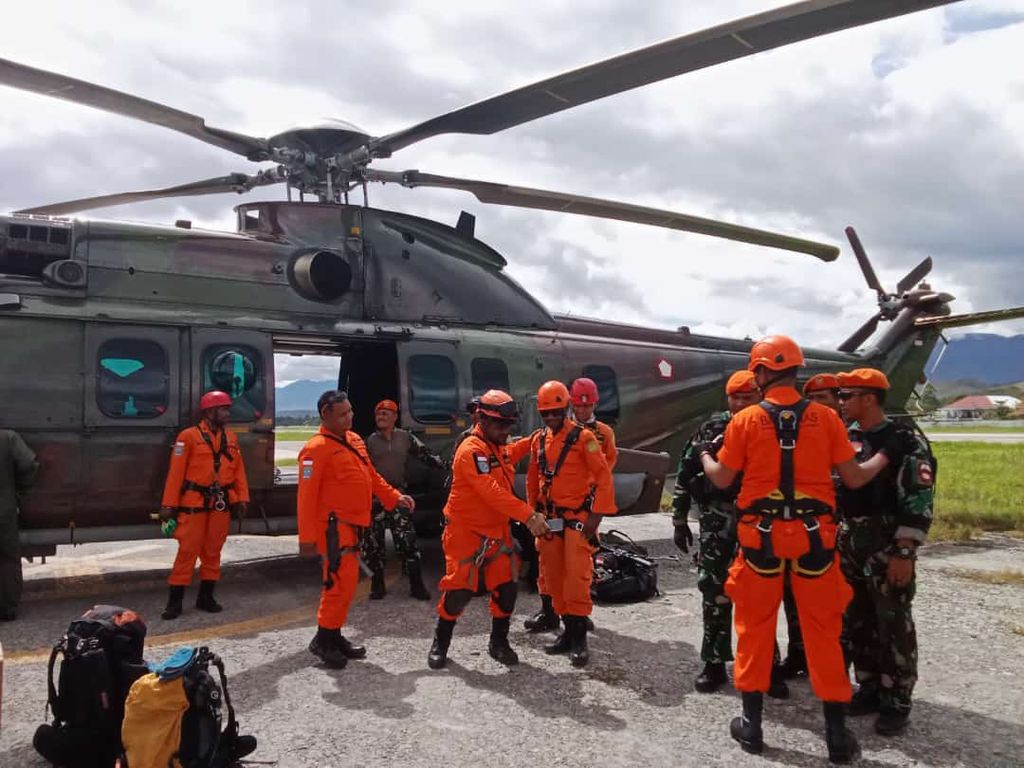 Tim SAR gabungan yang diterjunkan dalam proses evakuasi dua awak dan empat penumpang pesawat SAM Air yang terjatuh di pegunungan Kabupaten Yalimo, Papua Pegunungan, Sabtu (24/6/2023).