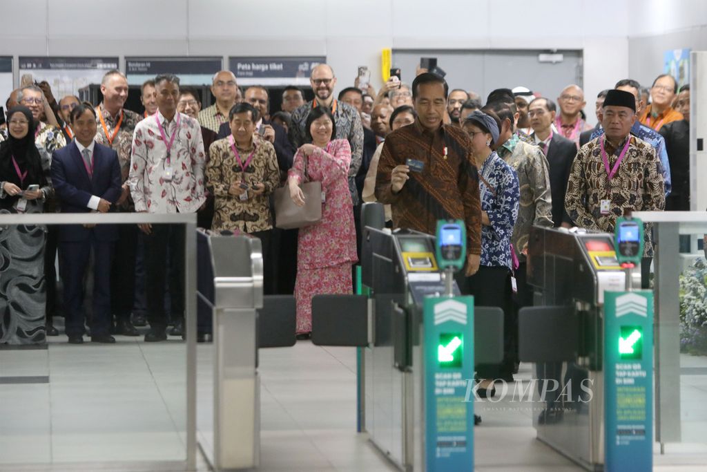 Presiden Joko Widodo berada di Stasiun MRT Bundaran Hotel Indonesia untuk menggunakan moda raya terpadu (MRT) menuju Stasiun MRT ASEAN untuk menghadiri HUT Ke-56 ASEAN di Sekretariat ASEAN, Jakarta, Selasa (8/8/2023). Presiden Jokowi naik MRT bersama duta besar negara ASEAN dan negara-negara sahabat lainnya. 