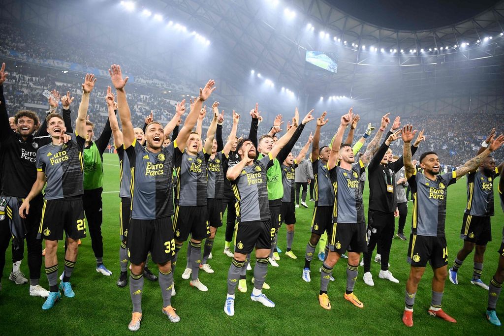 Feyenoord players celebrated at the end of the second leg of the Europa Conference League semifinal match between Olympique Marseille and Feyenoord at the Velodrome Stadium in Marseille, France, on Thursday (5/5/2022), which ended in a 0-0 draw.
