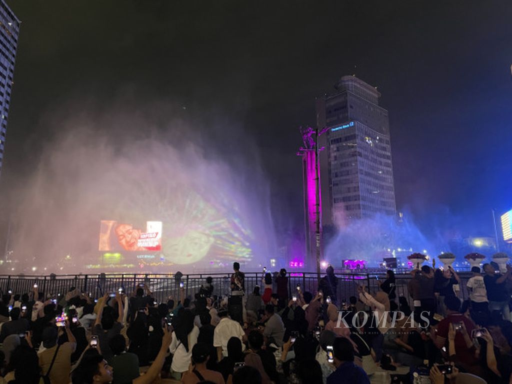 Suasana pertunjukan yang menjadi bagian dari acara pergantian tahun Malam Muda Mudi, Jakarta Global”, di Bundaran Hotel Indonesia, Minggu (31/12/2023).