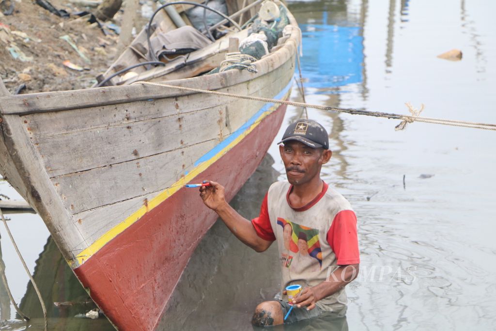 Nelayan beraktivitas di Kelurahan Nelayan Indah, Kecamatan Medan Labuhan, Kota Medan, Sumatera Utara, Selasa (21/6/2022). Ekonomi masyarakat pesisir terpukul penurunan tangkapan ikan karena kerusakan lingkungan dan perubahan iklim. 