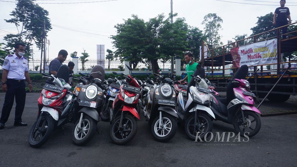 Sepeda motor-sepeda motor pemudik yang mengikuti program mudik gratis dari pemerintah tiba di Terminal Tirtonadi, Surakarta, Jawa Tengah, Kamis (28/4/2022).