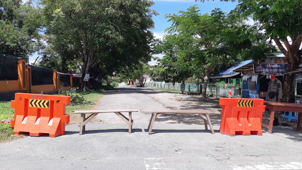 Salah satu lorong masuk Kompleks Perumahan Dosen di Kelurahan Tondo, Kecamatan Mantikulore, Kota Palu, Sulteng, Selasa (17/8/2021) dututup sebagai bagian dari kebijakan karantina wilayah alias lockdown.