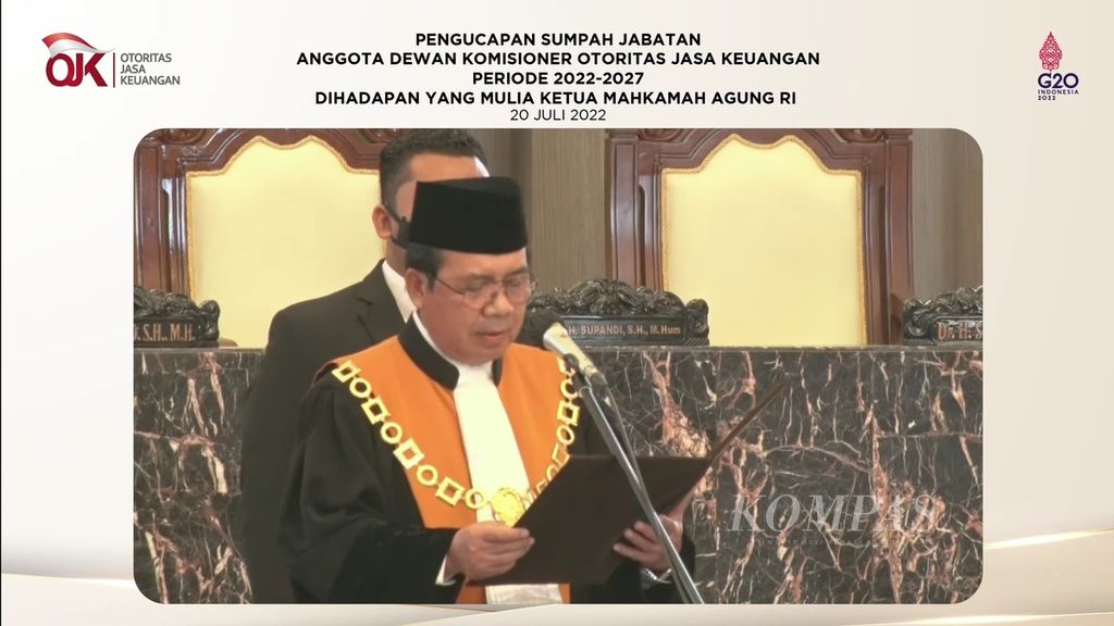Ketua Mahkamah Agung Muhammad Syarifuddin saat memberikan sambutan pada acara pengucapan sumpah jabatan Dewan Komisioner Otoritas Jasa Keuangan 2022-2027 di Gedung Mahkamah Agung, Jakarta, Senin (20/7/2022).