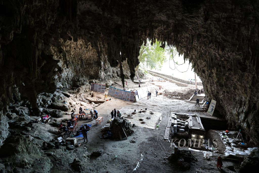 Suasana di Liang Bua, 3 Agustus 2019, di Kecamatan Ruteng, Kabupaten Manggarai, Pulau Flores, Nusa Tenggara Timur (NTT). Di goa ini pernah ditemukan fosil manusia kerdil <i>Homo floresiensis</i> dan di desa-desa sekitarnya hingga saat ini masih bisa dijumpai manusia <i>(Homo sapiens</i>) pendek.