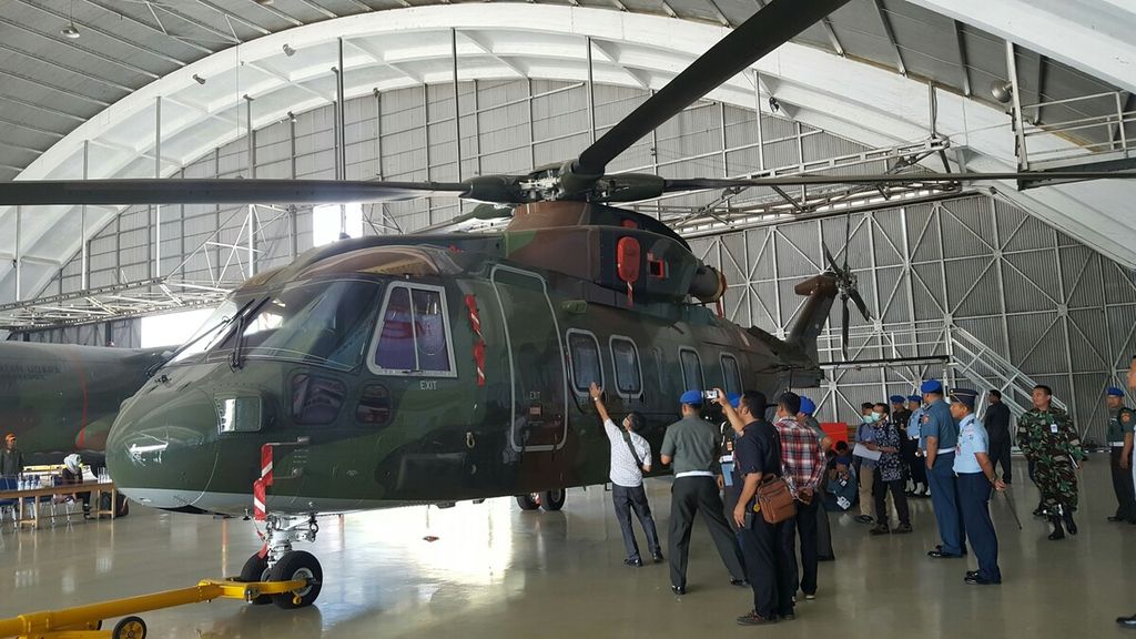 Penyidik KPK dan tim ahli yang didampingi oleh Puspom TNI melakukan pengecekan fisik Helikopter AW-101 secara langsung di Hanggar Skadron Teknik, Lanud Halim Perdanakusuma, Jakarta, Kamis (24/8/2017).