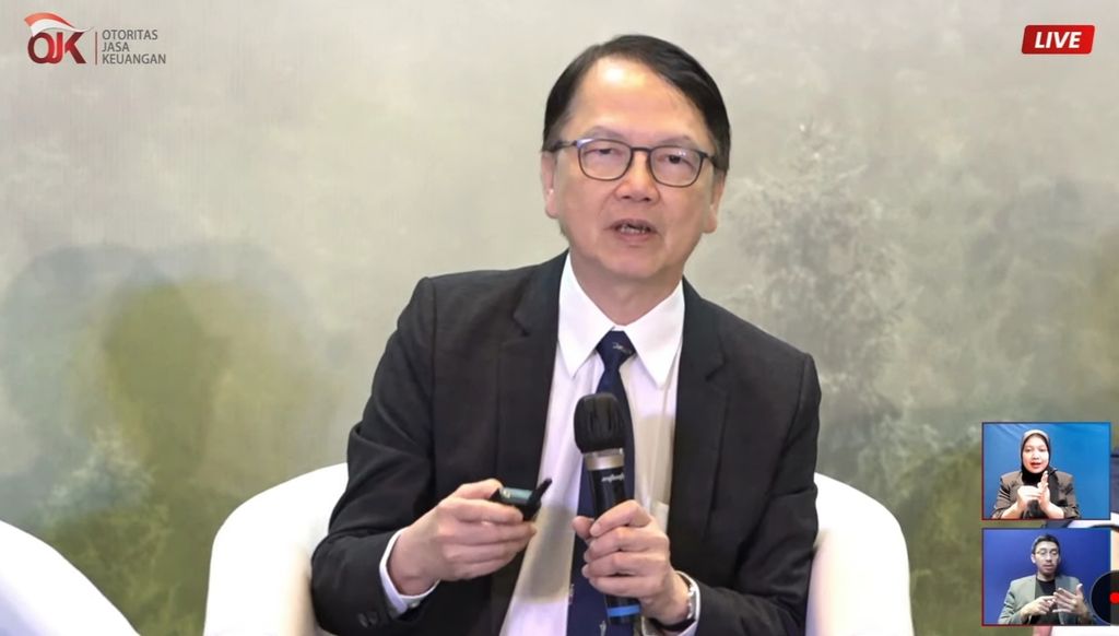 Ekonom The London Institute of Banking and Finance, Stanley Yip, menjadi pembicara dalam acara Forum Penelitian Internasional OJK 2023, di Jakarta, Senin (25/9/2023).