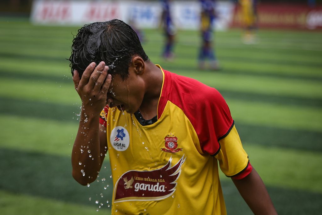 Pemain Salfas Soccer membasuh wajah saat jeda laga melawan Oneway SS dalam laga pekan kedelapan Liga Kompas Kacang Garuda U-14 di Dewantara Sport Center, Tangerang Selatan, Banten, Minggu (14/1/2024). Salfas Soccer mengalahkan Oneway SS dengan skor 1-0. 