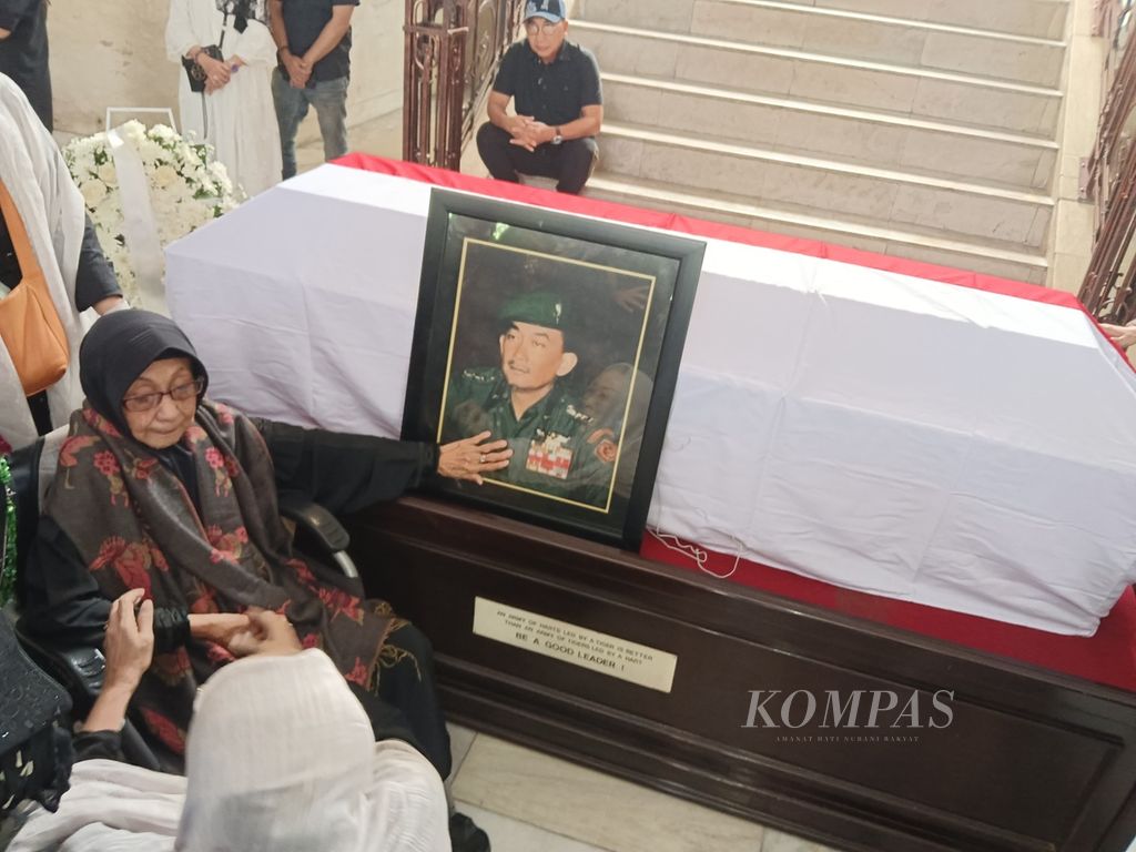 Maryam Harmain stands beside the body of her husband, the figure of West Java Lieutenant General TNI (Ret.) Solihin Gautama Purwanegara, also known as Solihin GP. Solihin passed away on Tuesday (5/3/2024) at the age of 97.