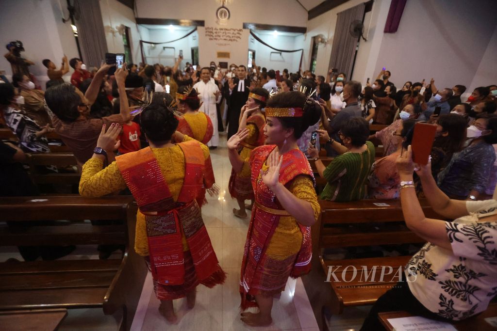 Sejumlah perempuan membawakan tari Tor-tor untuk mengantarkan para rohaniwan kristiani dari berbagai gereja yang hendak mengikuti ibadah perayaan Pekan Doa Sedunia di Gereja Huria Kristen Batak Protestan Yogyakarta, Kotabaru, Yogyakarta, Selasa (24/1/2023). 