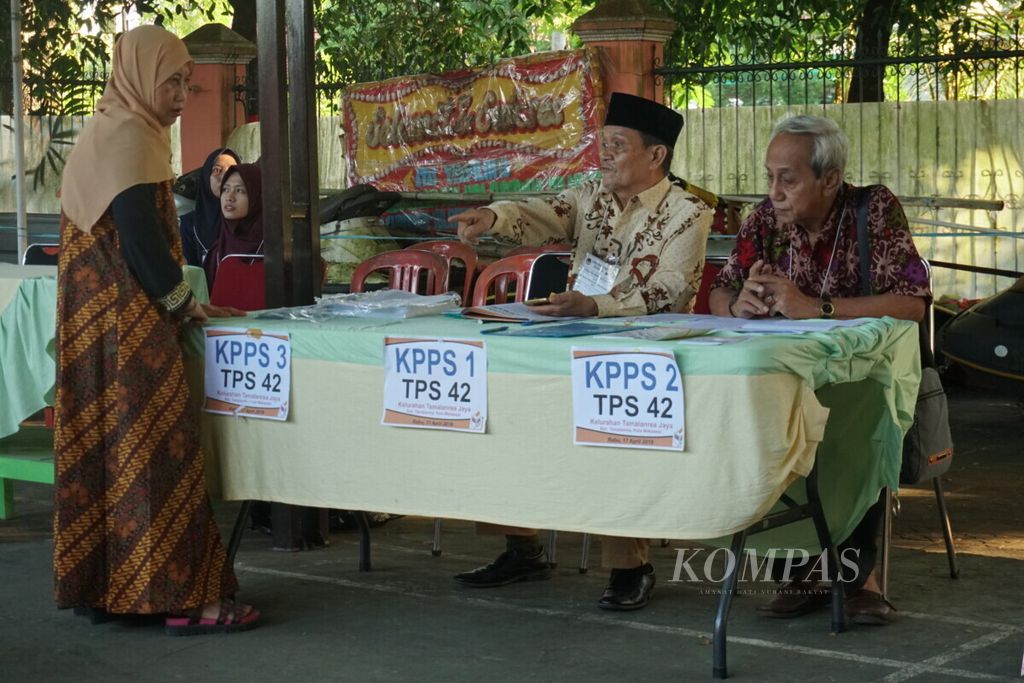 Ketua Kelompok Penyelenggara Pemungutan Suara (KPPS) di Tempat Pemungutan Suara 42 Abdul Latief Fattah (tengah, berpeci) memberikan instruksi kepada anggotanya dalam pelaksanaan Pemilu 2019 di Tamalanrea Jaya, Makassar.