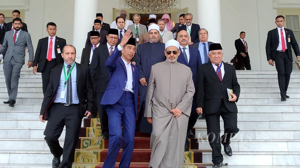 President Joko “Jokowi” Widodo accompanies Egypt Al-Azhar Grand Imam Ahmad Muhammad Ath-Thayeb, as they walk down the stairs at Bogor Palace in West Java, after the opening of the High-Level Consultation of World Muslim Scholars and Ulemas on Wasathiyah Islam (Peaceful Islam) on Tuesday, May 1. The event was attended by hundreds of Muslim scholars and ulemas from across the globe to discuss Wasathiyah Islam, from the concept to its implementation from the era of the Prophet Muhammad, Indonesia’s experience and the challenges and opportunities in a global civilization. The event will run until May 3.