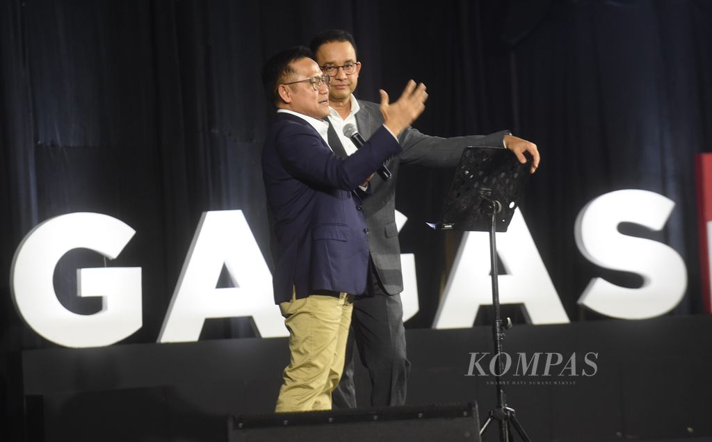 Pasangan capres-cawapres Anies Baswedan dan Muhaimin Iskandar menyampaikan gagasan di hadapan mahasiswa dalam acara Gagas RI di Airlangga Convention Center, Surabaya, Jawa Timur, Rabu (22/11/2023). 