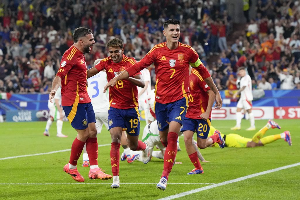 Para pemain Spanyol merayakan gol ke gawang Italia pada laga Grup B Piala Eropa 2024 di Gelsenkirchen, Jerman, Jumat (21/6/2024) dini hari WIB. Spanyol lolos ke babak gugur setelah menang 1-0.