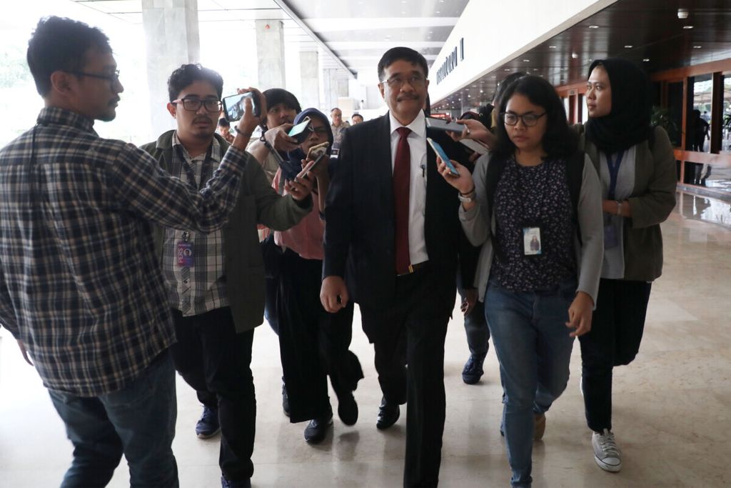 Ketua DPP PDI Perjuangan Djarot Saiful Hidayat ditanya wartawan di Kompleks Parlemen, Jakarta, Senin (13/1/2020).