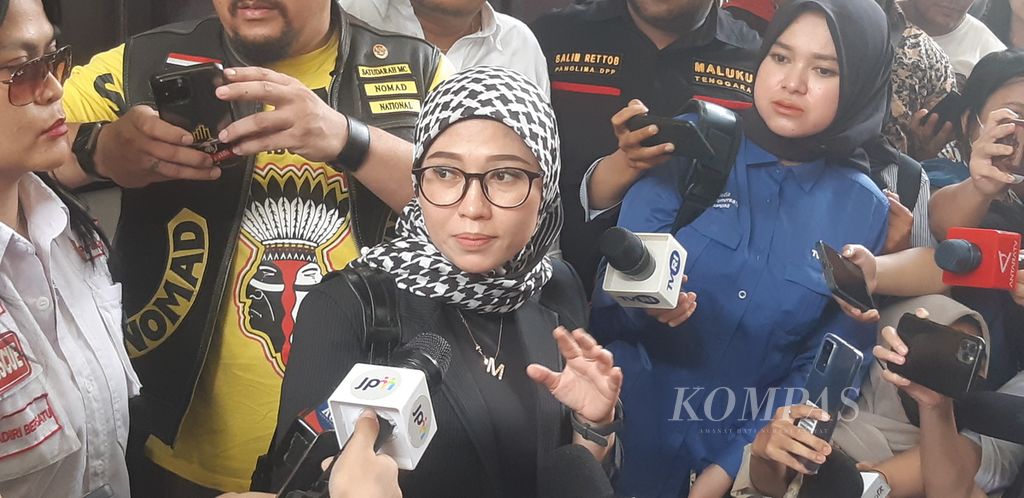 Mellisa Anggraini, kuasa hukum korban penganiayaan berat, berbicara seusai sidang putusan terhadap terdakwa AG, di Pengadilan Negeri Jakarta Selatan, Jakarta, Senin (10/4/2023).