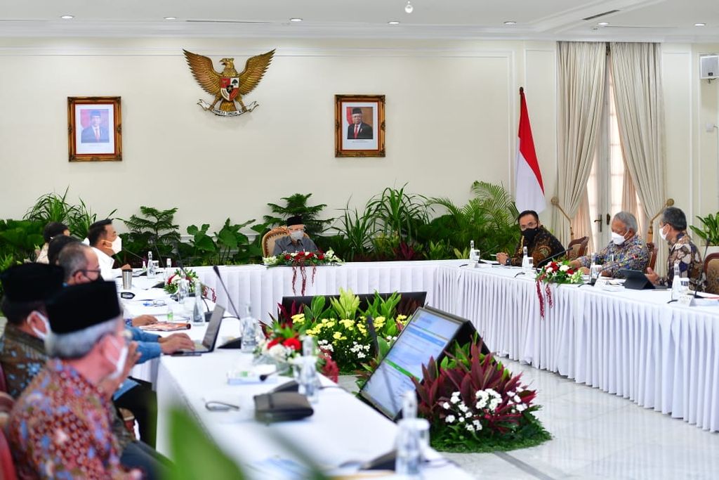 Wakil Presiden Ma’ruf Amin memimpin rapat yang membahas status kemajuan pembangunan Universitas Islam Internasional Indonesia (UIII) sebagai salah satu proyek strategis nasional di Istana Wakil Presiden, Jalan Medan Merdeka Selatan Nomor 6, Jakarta, Rabu (2/3/2022). 