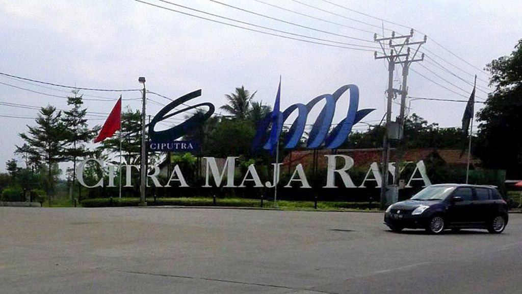 Beberapa kendaraan bermotor melintas di depan kompleks perumahan di Maja, Kabupaten Lebak, Banten, awal September 2017. Perkembangan sektor properti di Maja semakin pesat dengan diproyeksikannya daerah itu sebagai kota baru publik. 
