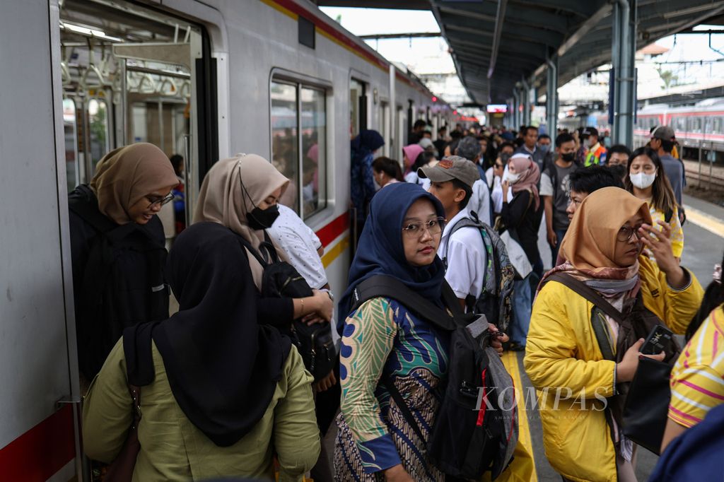 Warga keluar dari kereta commuter di Stasiun Tanah Abang, Jakarta, Jumat (26/4/2024).