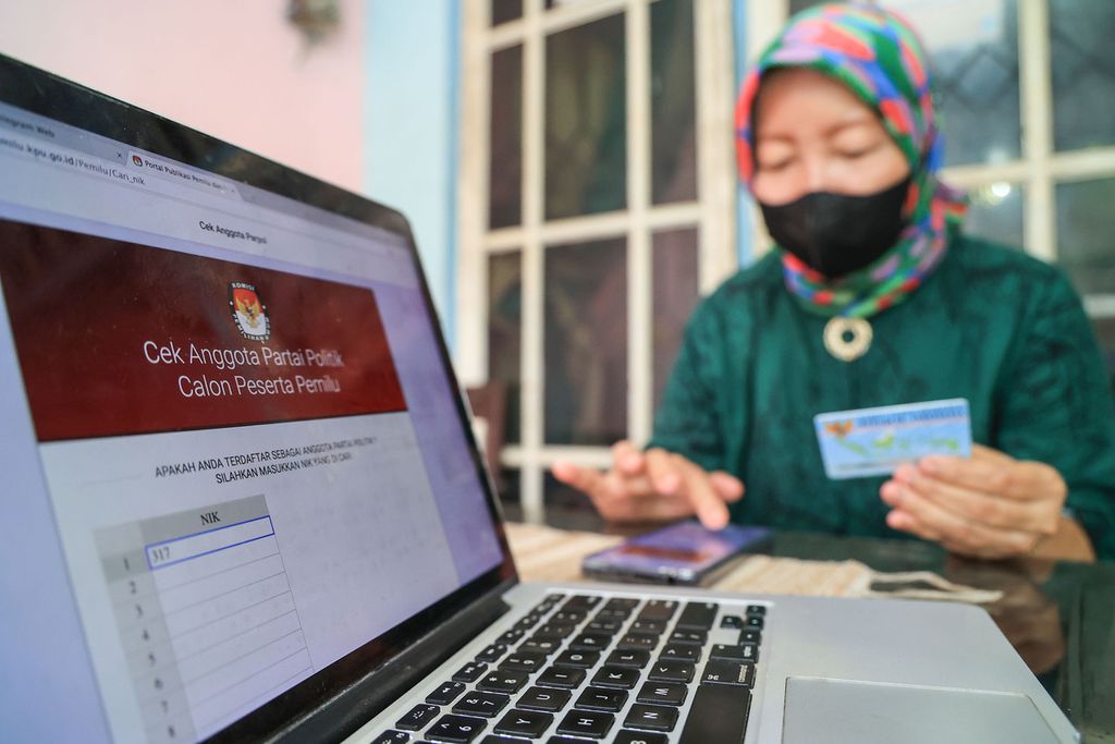 Sri Sunarsih (57) mengecek nomor induk kependudukannya di laman infopemilu.kpu.go.id milik Komisi Pemilihan Umum (KPU) di Jakarta, Kamis (4/8/2022). 