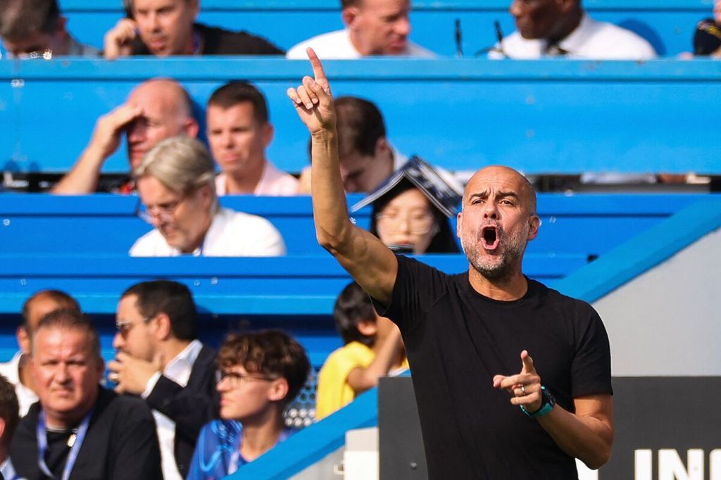 Manajer Manchester City Pep Guardiola memberikan instruksi kepada pemainnya saat melawan Chelsea pada laga Liga Inggris di Stamford Bridge, London, Minggu (18/8/2024). City menang 2-0. 