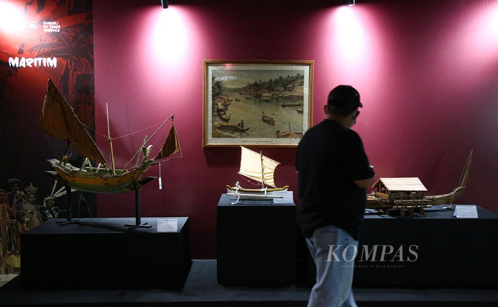 Pengunjung menyaksikan benda-benda koleksi eks museum Nusantara, Delft, Belanda, yang dikembalikan ke Indonesia dengan tema &quot;Kembali ke tanah merdeka&quot; di Museum Nasional, Jakarta Pusat, 26 Desember 2020.  