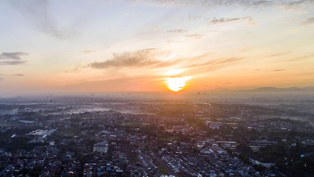 Matahari mulai menyinari kawasan Ibu Kota dan kota-kota penyangganya yang kian padat, Jumat (1/2/2019). Berdasarkan sensus penduduk tahun 2010, luas kawasan Jabodetabek adalah 6.400,71 kilometer persegi dengan tingkat kepadatan mencapai 4.375 jiwa per kilometer persegi.
