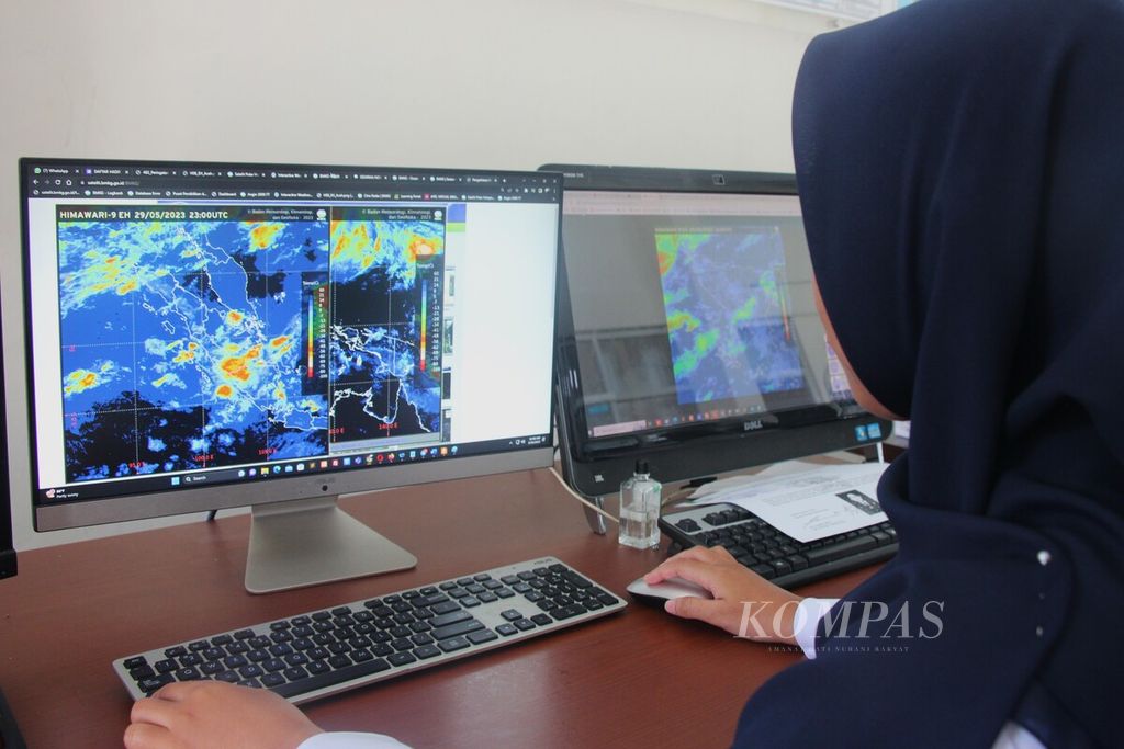 Petugas di Stasiun Meteorologi Kelas 1 Blang Bintang Aceh Besar, Provinsi Aceh, memantau pergerakan awan, Selasa (30/5/2023). Sepanjang Mei 2023, Aceh dilanda suhu panas antara 34 derajat celsius hingga 36,2 derajat celsius. 