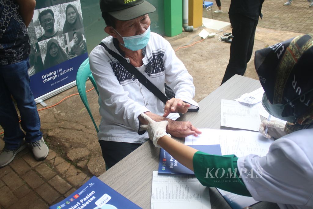 Petugas kesehatan memeriksa salah satu pasien diabetes melitus di Puskesmas Tegalgede, Kecamatan Pakenjeng, Kabupaten Garut, Jawa Barat, Jumat (4/11/2022)