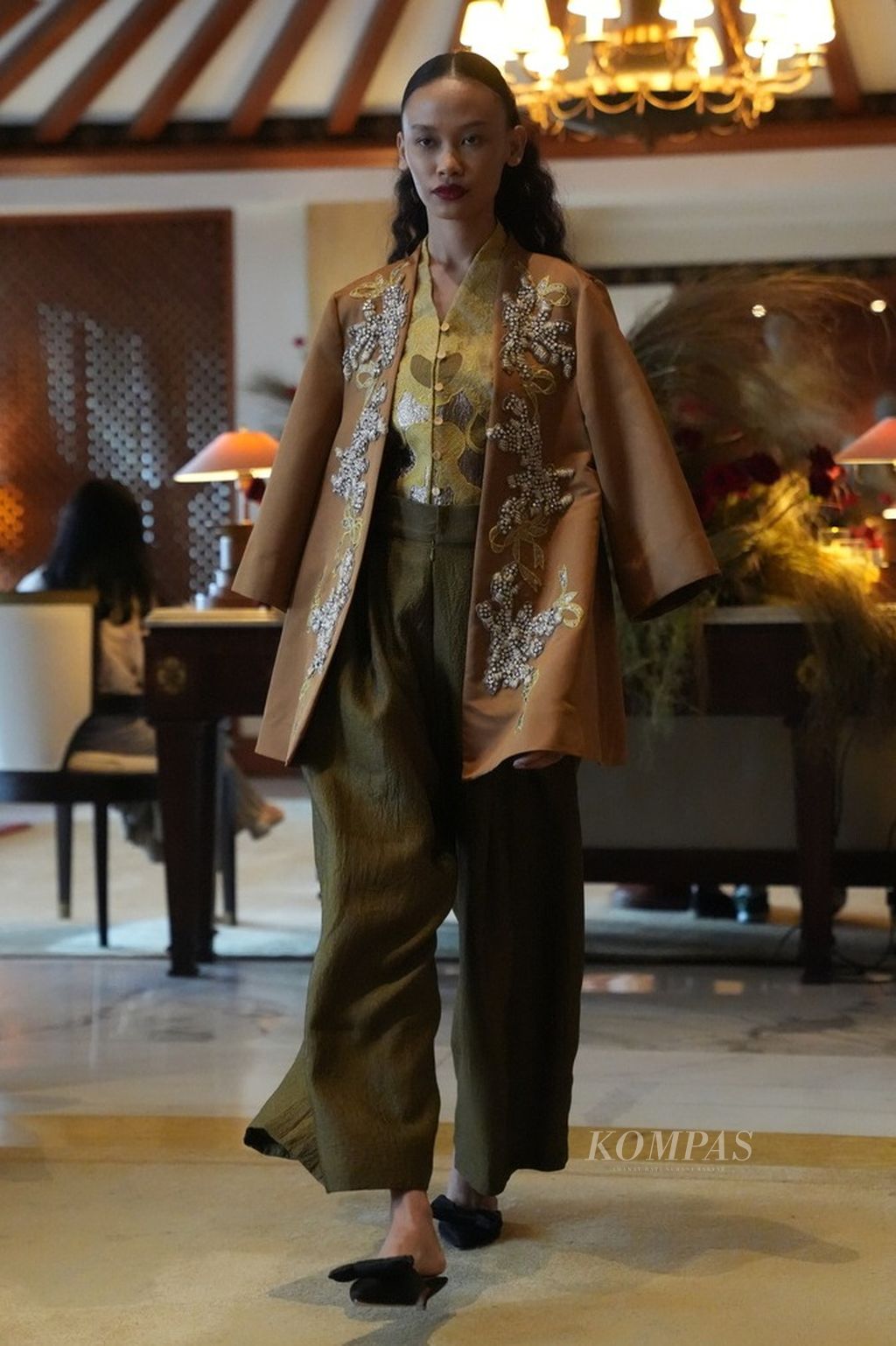 Peragaan busana koleksi Lebaran karya desainer Sapto Djojokartiko di The Dharmawangsa, Jakarta Selatan, Kamis (14/3/2024). 