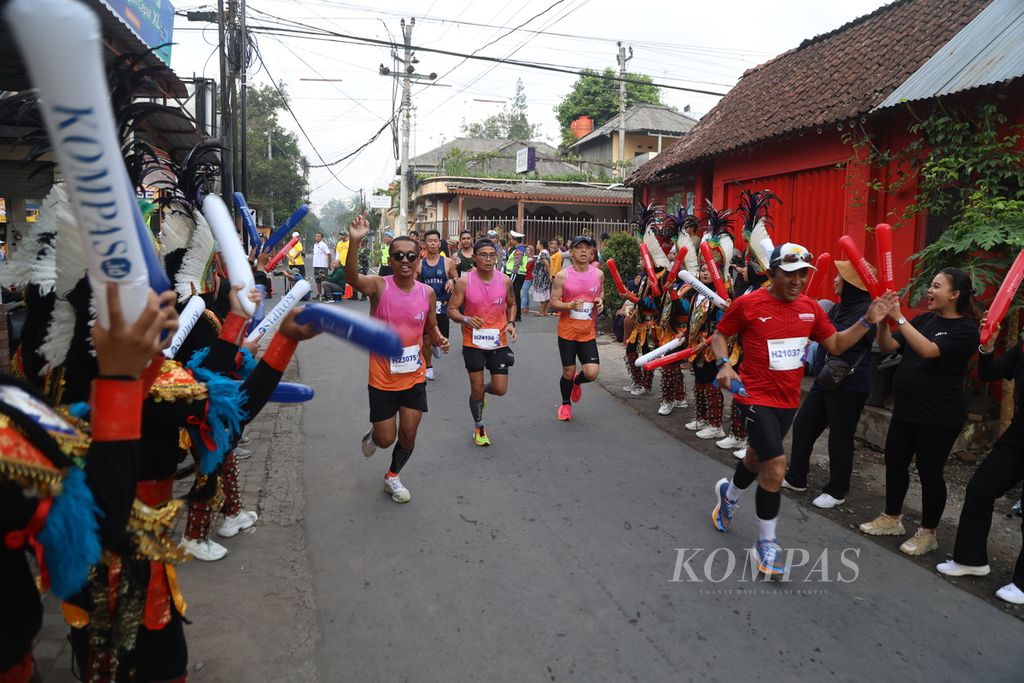 Hiburan penyemangat untuk para pelari dalam ajang Borobudur Marathon Powered by Bank Jateng di Kompleks Candi Borobudur, Magelang, Jawa Tengah, Minggu (19/11/2023). 