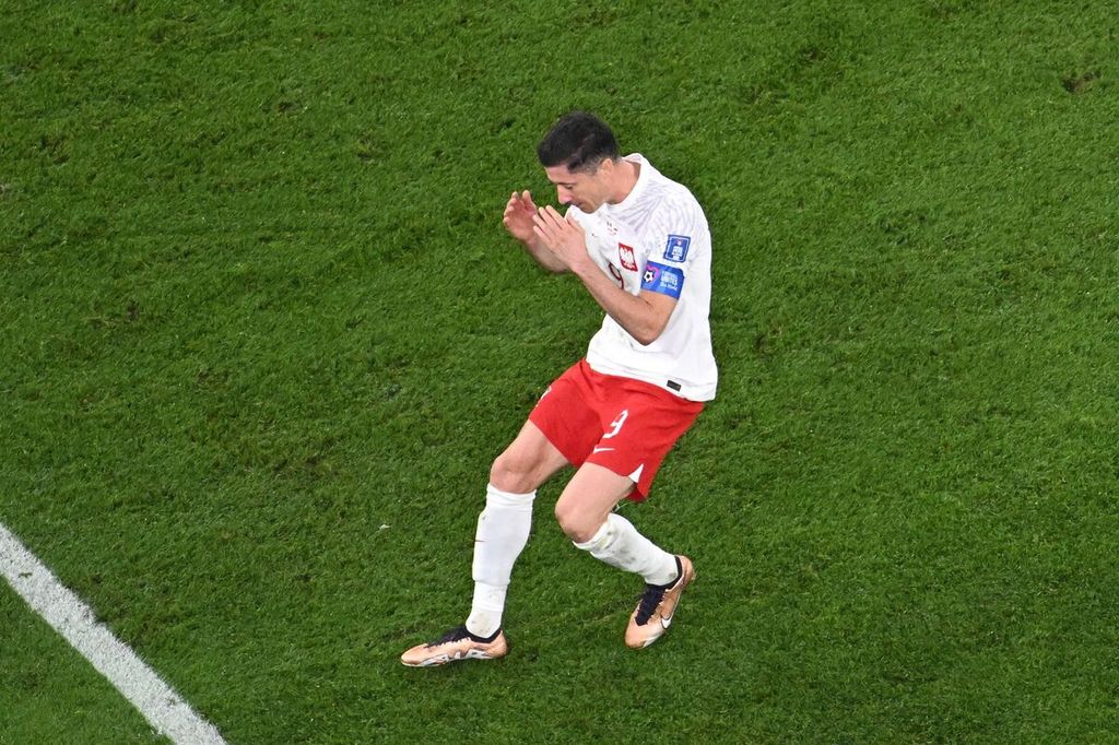 Reaksi kapten dan penyerang Polandia Robert Lewandowski setelah gagal dalam tendangan penalti kontra Meksiko di laga penyisihan Grup C Piala Dunia Qatar 2022 yang berakhir 0-0 di Stadion 974, Doha, Selasa (22/11/2022).