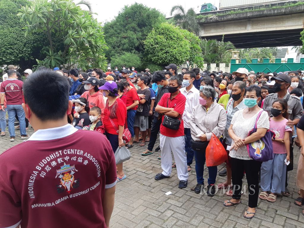 Sebanyak 4.000 warga dari wilayah Jabodetabek mendatangi Buddhis Center Association, Jakarta Utara, untuk mendapatkan parcel dan angpao, Sabtu (3/2/2024).