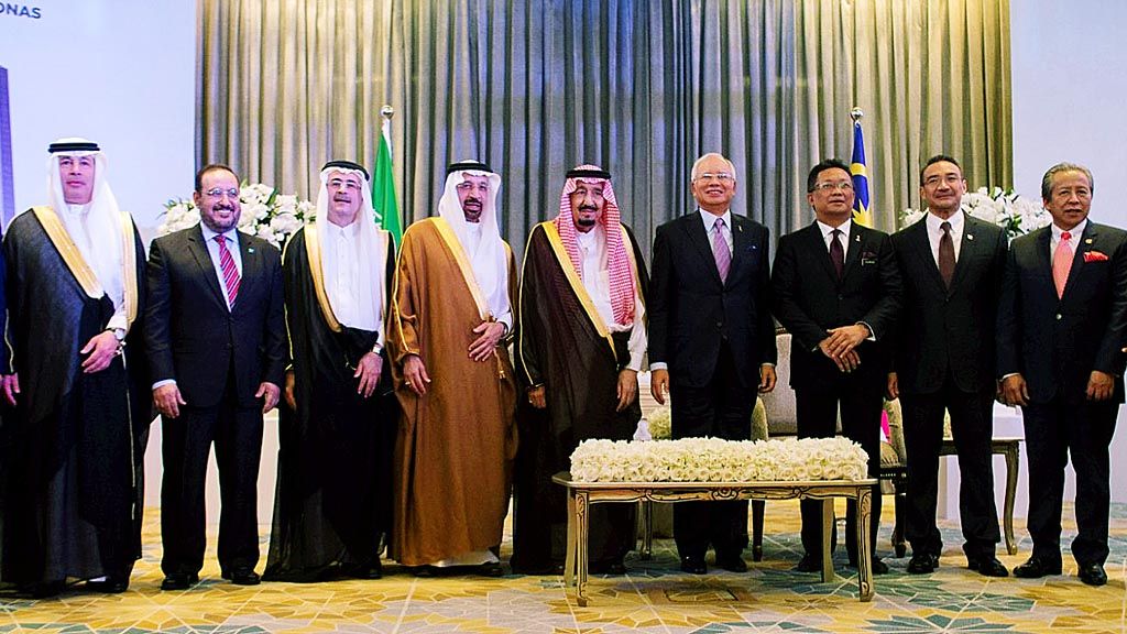 Raja Arab Saudi Salman bin Abdulaziz (kelima dari kiri) dan Perdana Menteri Malaysia Najib Razak (keempat dari kanan) berpose bersama pejabat kedua negara saat upacara penandatanganan kesepakatan antara perusahaan minyak Aramco dan Petronas, di Kuala Lumpur, Malaysia, Selasa (28/2).