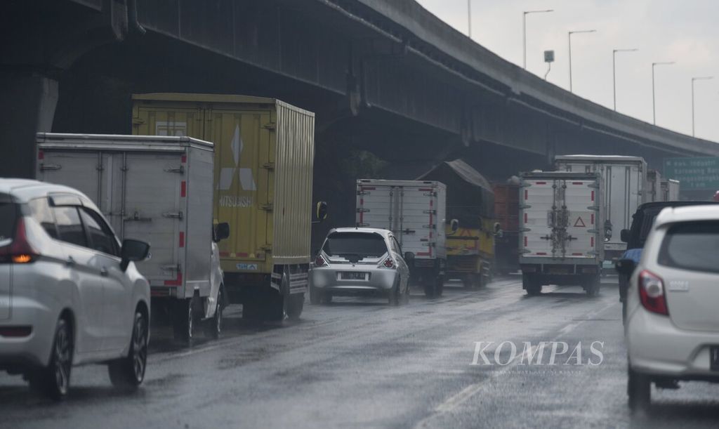 Lalu lintas kendaraan di Jalan Tol Jakarta-Cikampek menjelang Kilometer 47 terpantau lancar pada Rabu (27/4/2022) siang sekitar pukul 13.00. Lalu lintas d Tol Jakarta-Cikampek ke arah timur sempat padat pada pagi hari sehingga diberlakukan rekayasa lalu lintas satu arah (<i>contraflow</i>) sejak pukul 07.36-11.00 dari Km 47 hingga Km 70. 