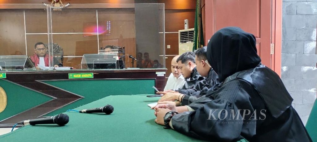 Terdakwa DDS (berbaju putih) tampak berdiskusi dengan tim kuasa hukumnya,dalam sidang yang digelar di PN Mungkid, Kabupaten Magelang, Kamis (8/6/2023).
