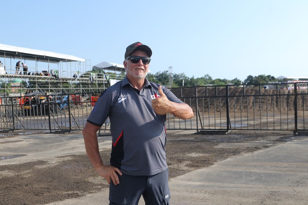 Motocross circuit designer, Greg Atkins from New Zealand, built the Lombok series MXGP circuit at the former Selaparang Airport, Mataram, West Nusa Tenggara, Tuesday (27/6/2023), with inspiration from the BMX pump track circuit narrow and the obstacles are close together. The MXGP Lombok series race will start on July 1-2 2023.
