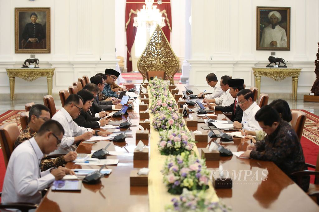 Presiden Joko Widodo memimpin rapat terbatas membahas peningkatan kualitas udara Jabodetabek di Istana Merdeka, Jakarta, Senin (14/8/2023). 
