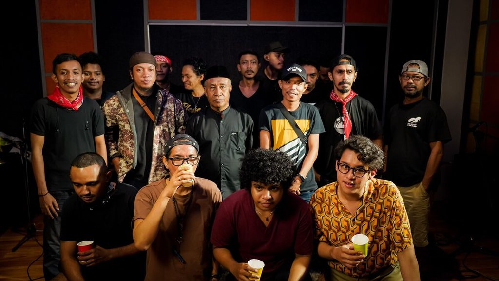 Ridho Hafiedz dan Ardhito Pramono merekam lagu bersama musisi-musisi Ambon, Maluku, dalam film dokumenter berjudul Mena Musik Amboina (The Ballad from Ambon).