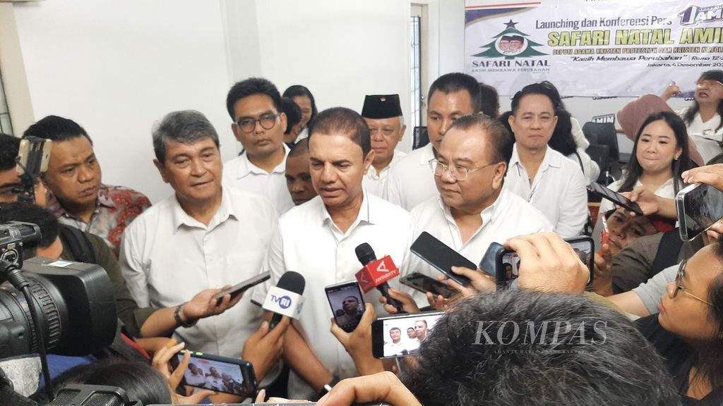 Kapten Tim Pemenangan Nasional (Timnas) Anies-Muhaimin, M Syaugi Alaydrus, memberikan keterangan pers di Jakarta, Senin (4/12/2023).