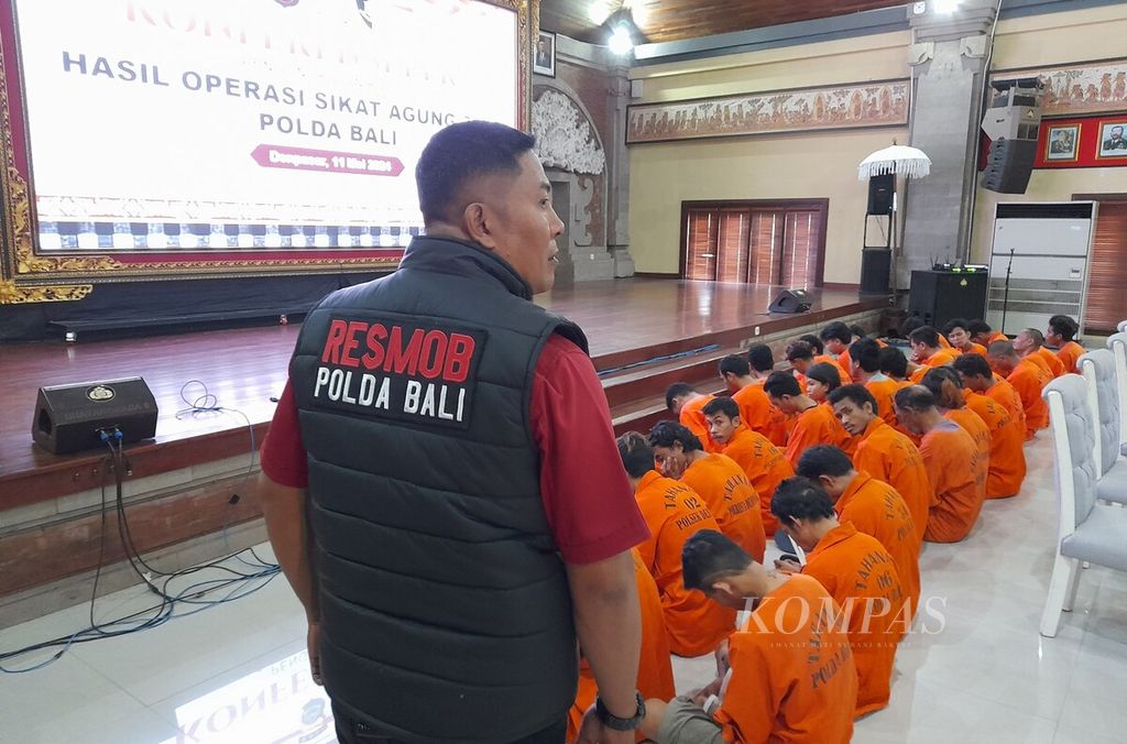 Polda Bali dan jajaran polres di Bali menggelar Operasi Sikat Agung 2024. Secara keseluruhan, 136 orang ditangkap selama pelaksanaan Operasi Sikat Agung 2024. Hasil Operasi Sikat Agung 2024 digelar dalam konferensi pers di Polda Bali, Kota Denpasar, Sabtu (11/5/2024).