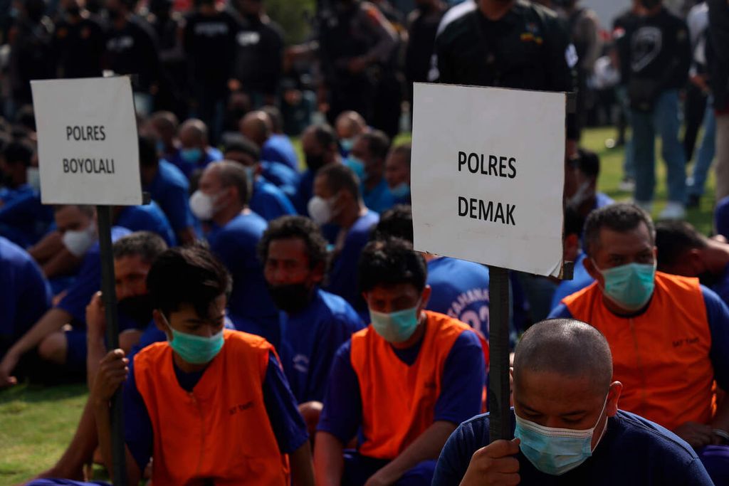 Tersangka kasus perjudian didatangkan dari sejumlah polres saat gelar perkara dan barang bukti di Markas Polda Jateng, Kota Semarang, Senin (22/8/2022).