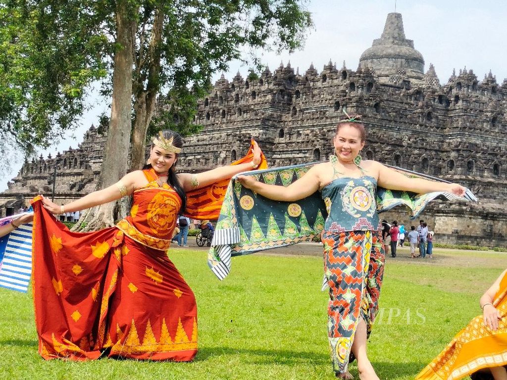 Dua warga Kecamatan Borobudur memperagakan motif batik yang dibuat oleh kelompok mereka, Selasa (14/6/2022). Motif batik tersebut terinspirasi dari relief Candi Borobudur