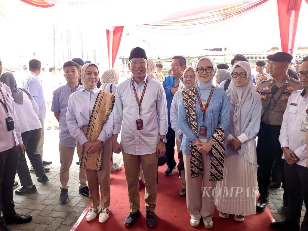 Rahmat Mirzani Djausal dan Jihan Nurlela resmi mendaftar ke Komisi Pemilihan Umum Lampung sebagai pasangan bakal calon gubernur dan wakil gubernur, Kamis (29/8/2024). Mirzani-Jihan menjadi pasangan bakal calon gubernur dan wakil gubernur Lampung yang pertama mendaftar ke KPU dengan diusung Koalisi Lampung Maju.