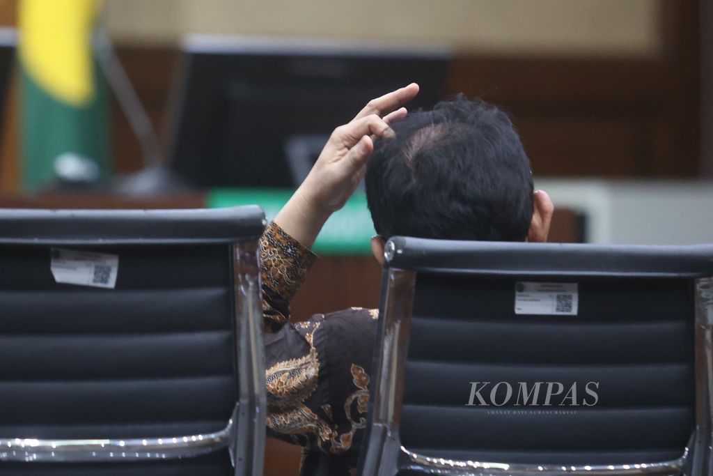 Sekretaris Mahkamah Agung nonaktif Hasbi Hasan menggaruk kepalanya di sela-sela menjalani sidang pembacaan tuntutan di Pengadilan Tindak Pidana Korupsi, Jakarta, Kamis (14/3/2024). 