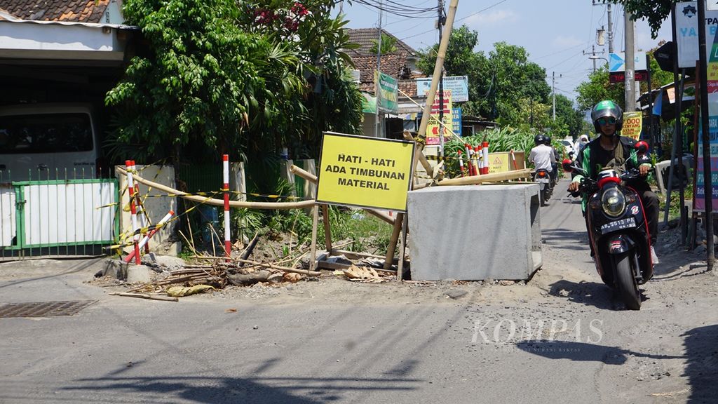 Proyek saluran air hujan yang terbengkalai akibat kasus dugaan suap di Kota Yogyakarta, Daerah Istimewa Yogyakarta, Jumat (8/11/2019). Mangkraknya proyek itu mengganggu aktivitas warga sekitar.