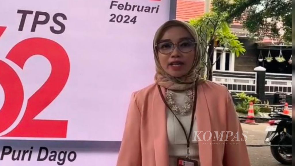 Direktur Democracy and Electoral Empowerment Partnership (DEEP) Indonesia Neni Nur Hayati saat memantau pemungutan suara di Kota Bandung, Jawa Barat, Rabu (14/2/2024). 