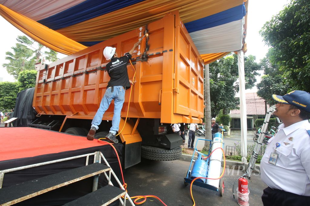 Kementerian Perhubungan memotong truk <i>overdimension overload</i> atau truk obesitas pada seremoni sebelum pembukaan acara Rapat Koordinasi Teknis Perhubungan Dara, di Hotel Bidakara, Jakarta, Senin (2/2/2020).
