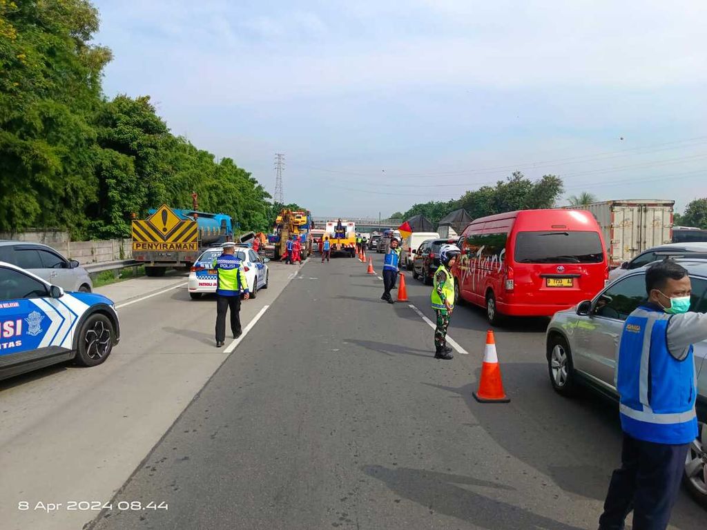Situasi penanganan kecelakaan di Km 58 Tol Jakarta-Cikampek, Senin (8/4/2024). Informasi sementara, kecelakaan melibatkan tiga unit kendaraan, yakni dua unit minibus dan satu unit bus besar. 